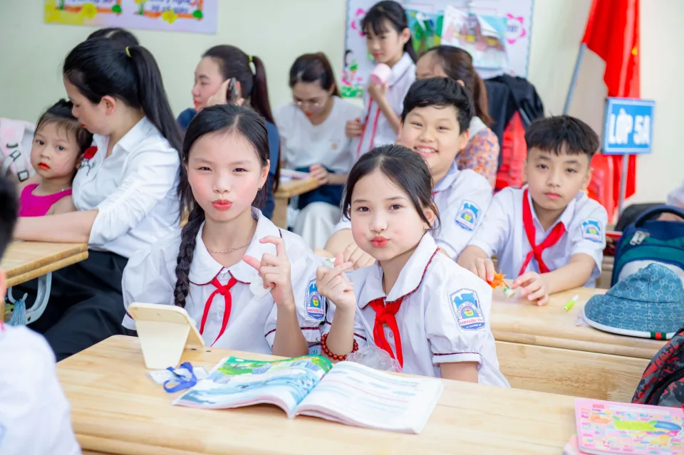 Sách vở trên bàn